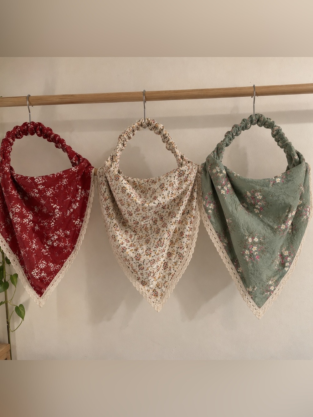 Floral Lace-Trimmed Scrunchie Handle Bandana headscarves - Cream